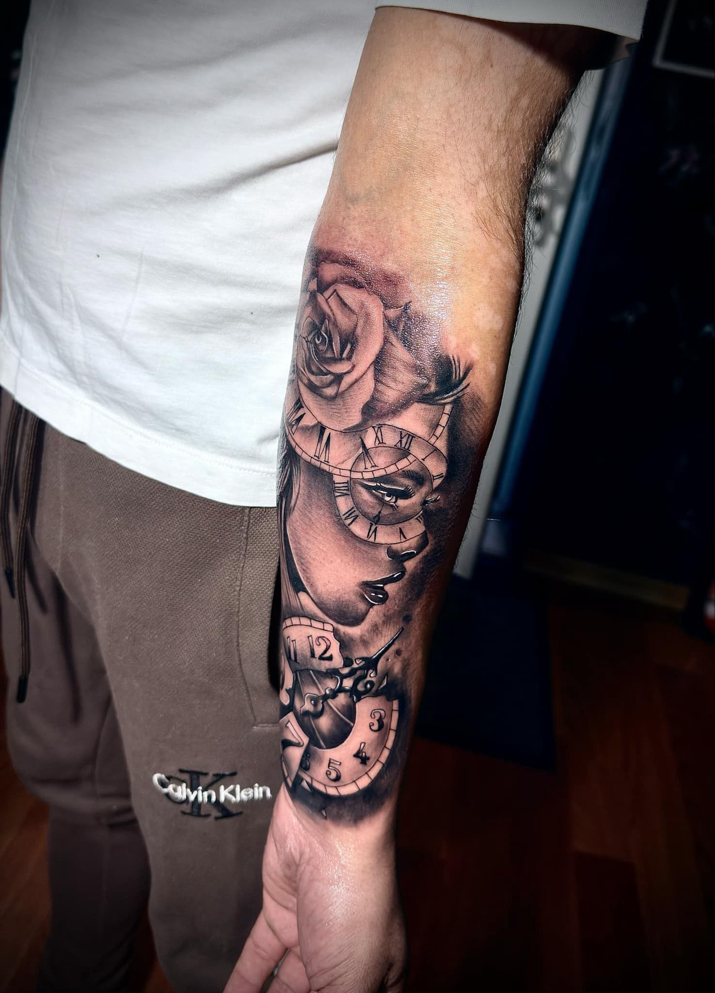 Tatuaj alb-negru cu trandafir și ceas pe braț - AlexuU Tattoo Craiova