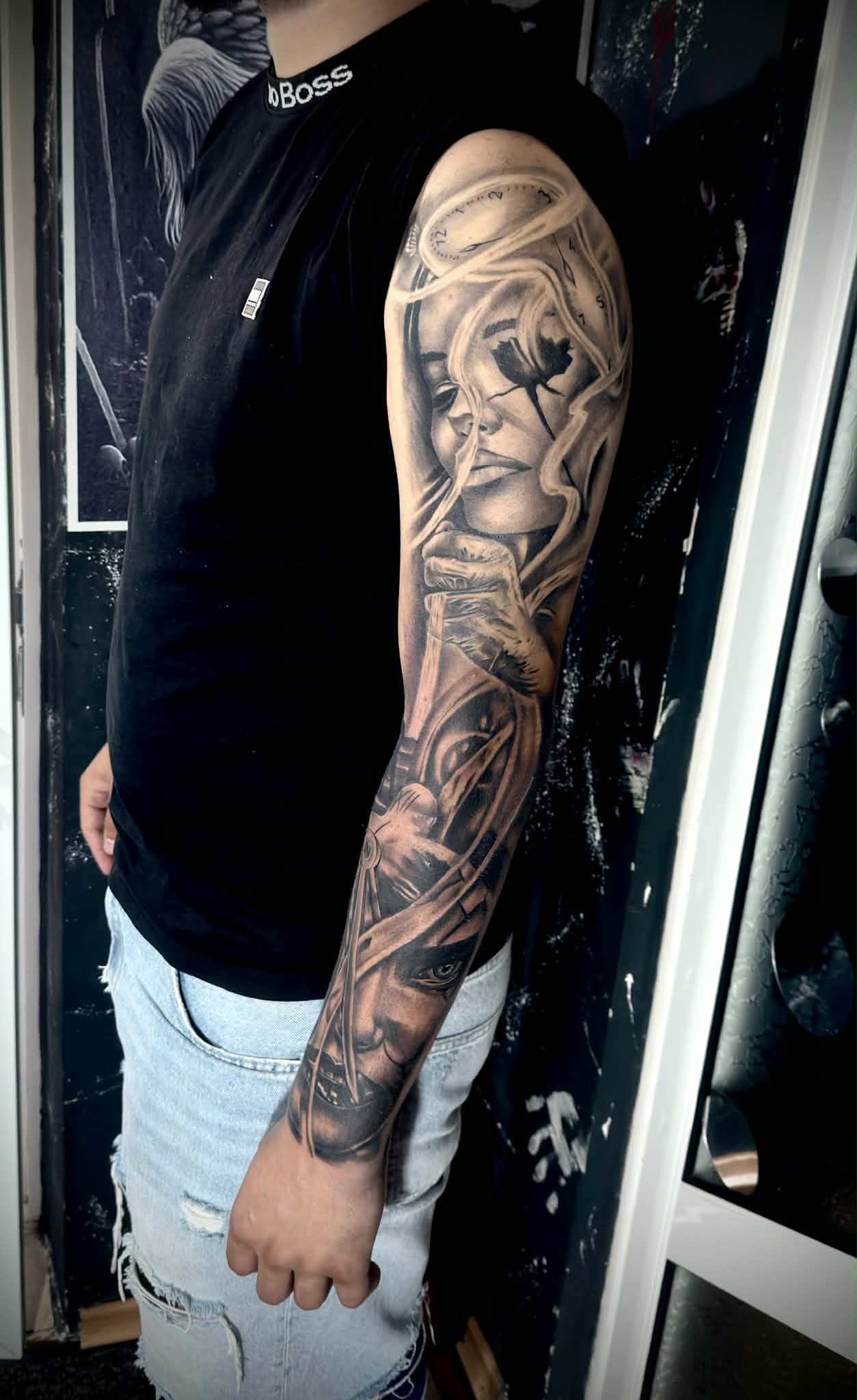 Tatuaj alb-negru cu femeie pe braț - AlexuU Tattoo Craiova