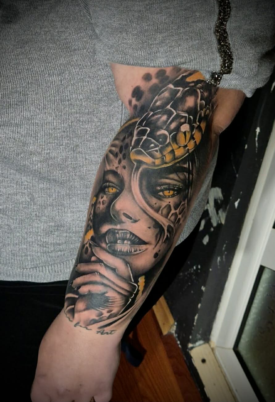 Tatuaj color femeie sarpe pe braț - AlexuU Tattoo Craiova