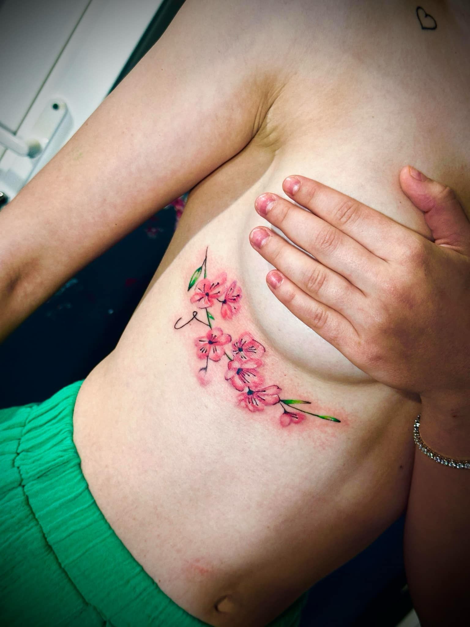 Tatuaj floral pe zona coastelor - AlexuU Tattoo Craiova