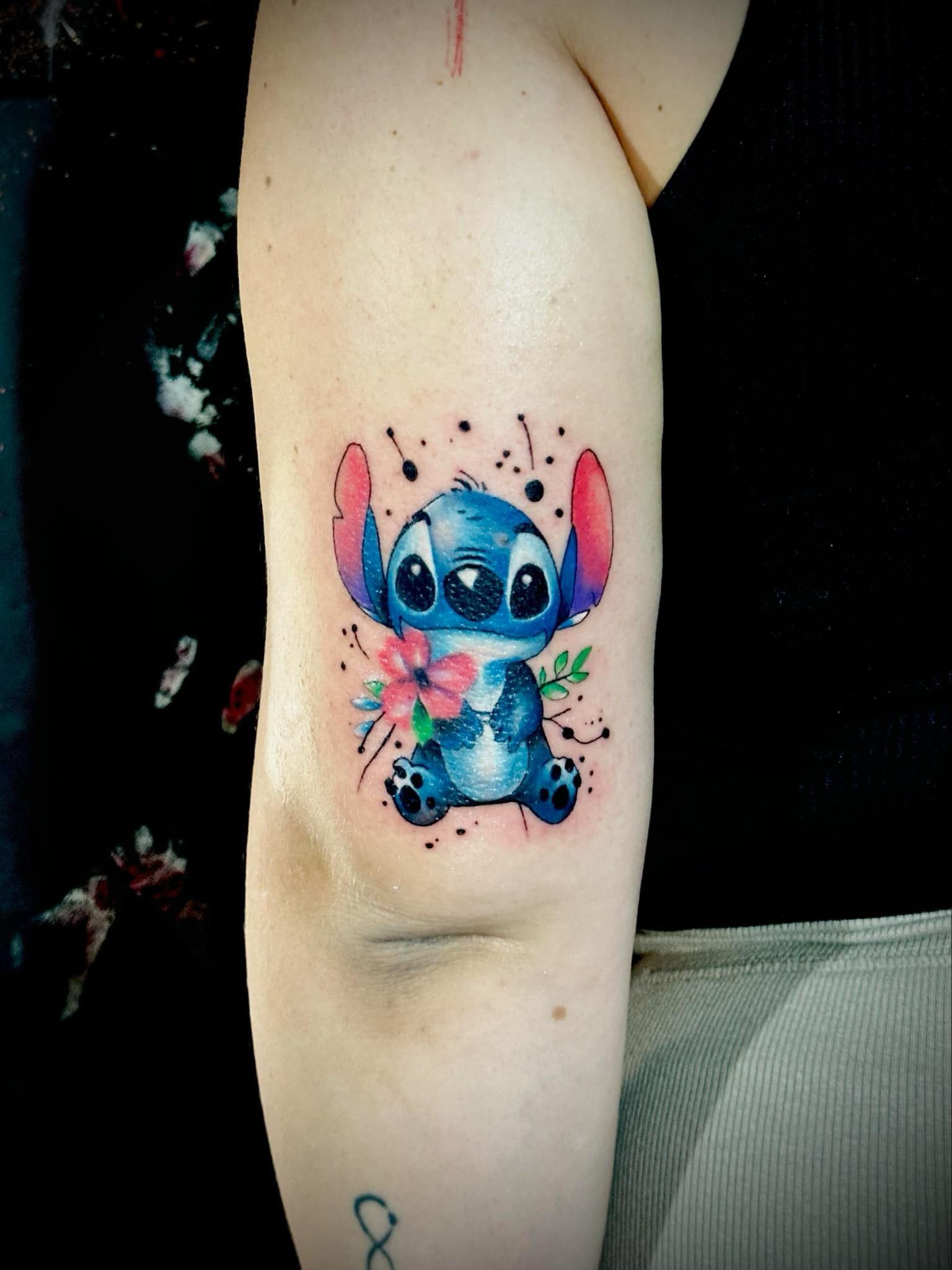 Tatuaj Stitch colorat pe braț - AlexuU Tattoo Craiova