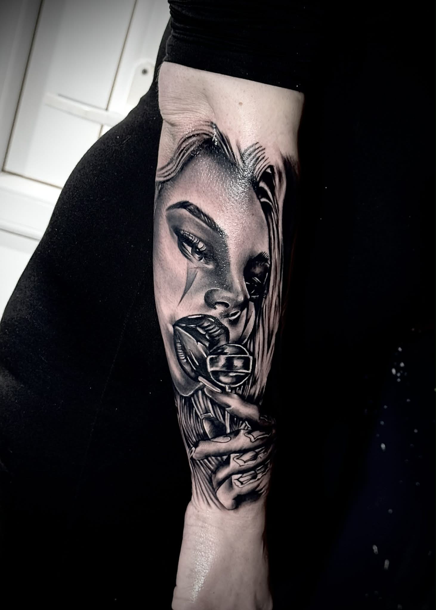 Tatuaj alb-negru cu femeie cu acadea pe braț - AlexuU Tattoo Craiova