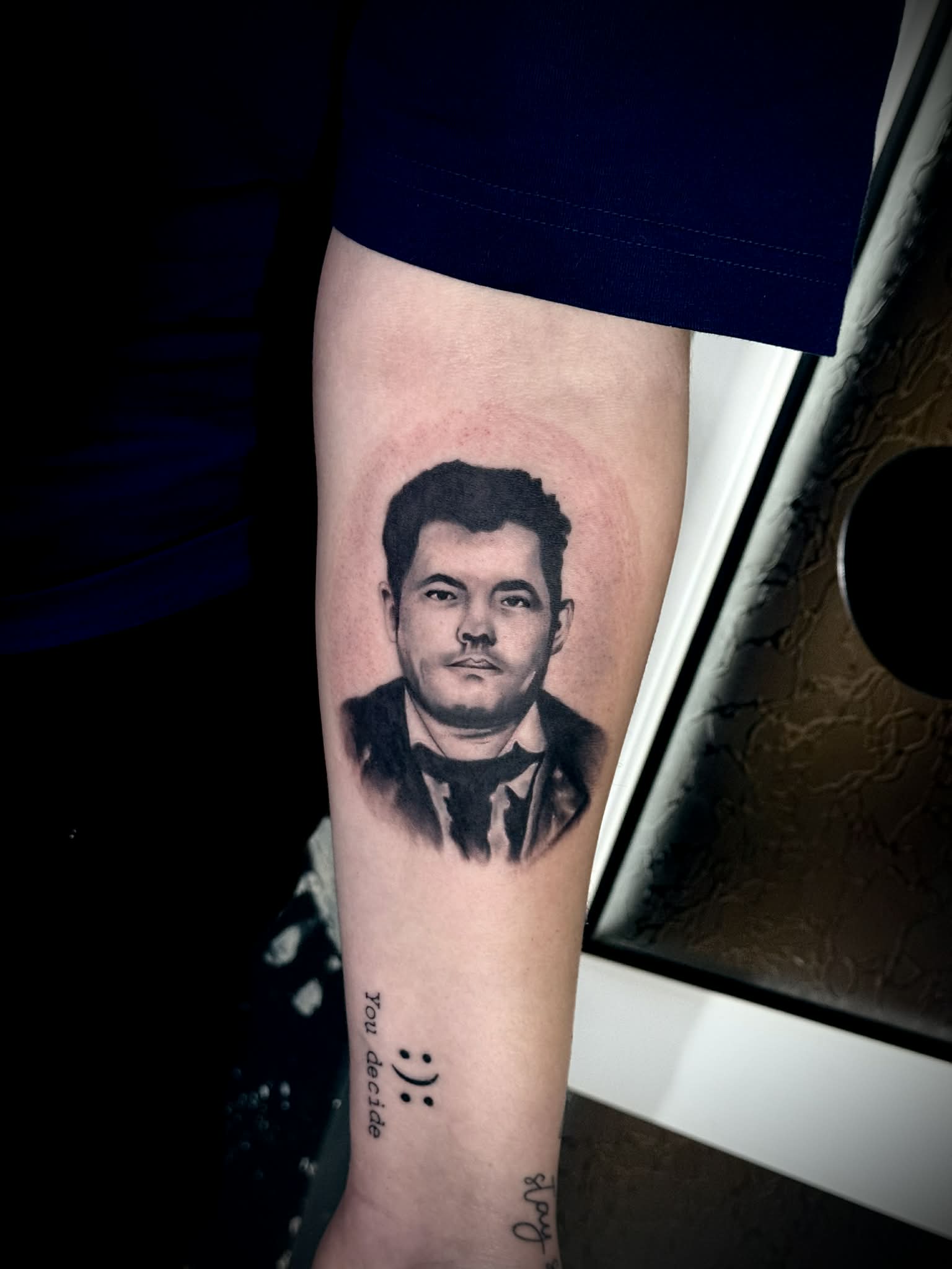 Tatuaj alb-negru cu barbat pe braț - AlexuU Tattoo Craiova