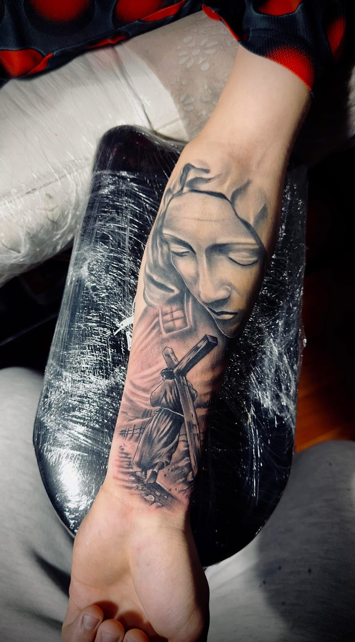 Tatuaj portret femeie cu ochi accentuat - AlexuU Tattoo Craiova